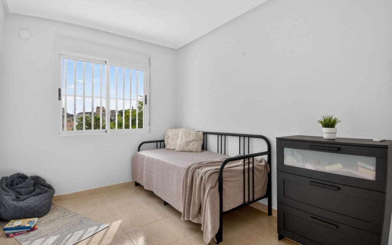 4 soveværelse Villa til salg i Torrevieja med swimmingpool garage - € 375.000 (Ref: 9653022)