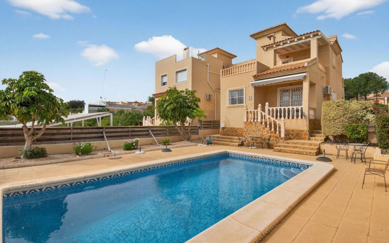 4 soveværelse Villa til salg i Torrevieja med swimmingpool garage - € 375.000 (Ref: 9653022)