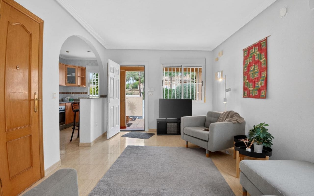 4 soveværelse Villa til salg i Torrevieja med swimmingpool garage - € 375.000 (Ref: 9653022)