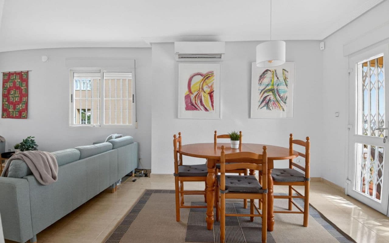 4 soveværelse Villa til salg i Torrevieja med swimmingpool garage - € 375.000 (Ref: 9653022)