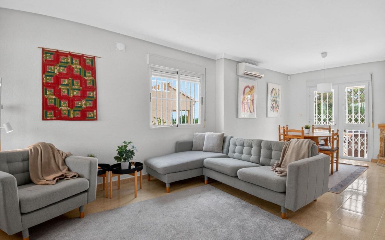 4 soveværelse Villa til salg i Torrevieja med swimmingpool garage - € 375.000 (Ref: 9653022)