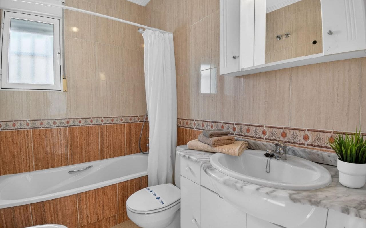 4 soveværelse Villa til salg i Torrevieja med swimmingpool garage - € 375.000 (Ref: 9653022)