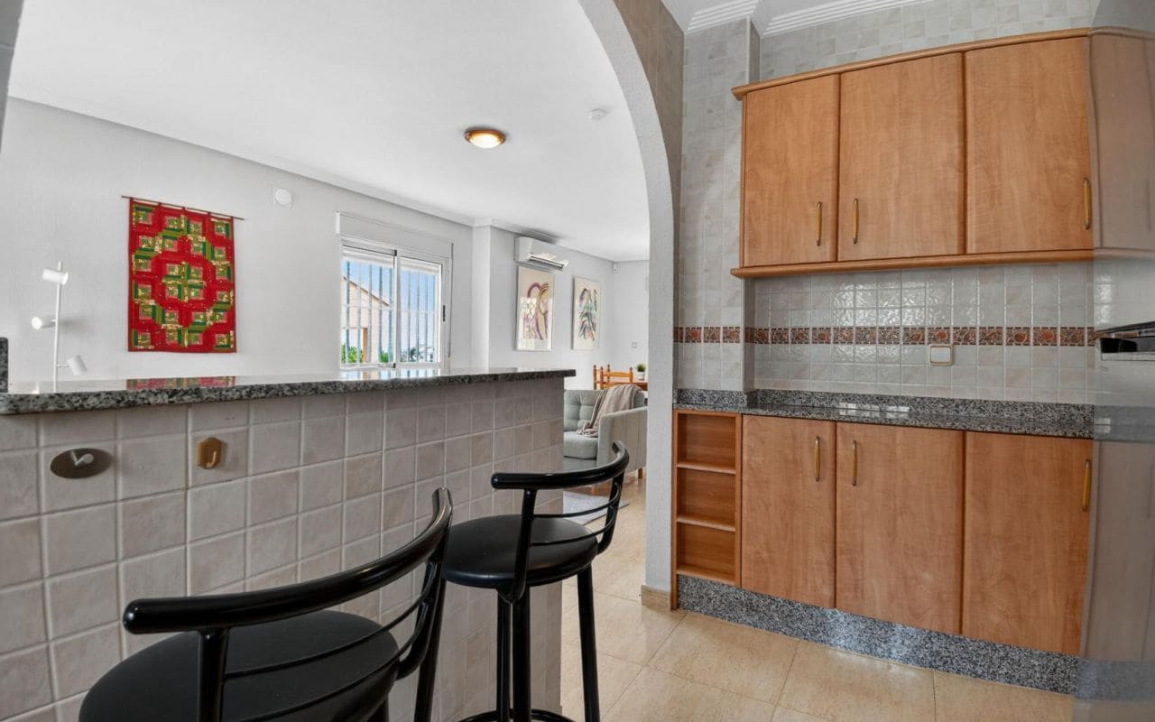 4 soveværelse Villa til salg i Torrevieja med swimmingpool garage - € 375.000 (Ref: 9653022)