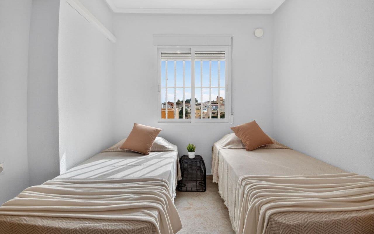 4 soveværelse Villa til salg i Torrevieja med swimmingpool garage - € 375.000 (Ref: 9653022)