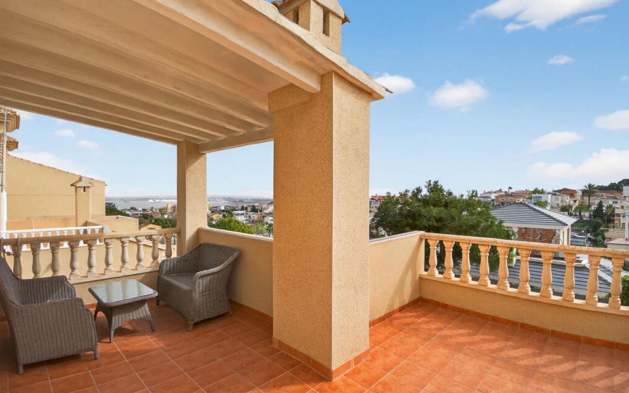 4 soveværelse Villa til salg i Torrevieja med swimmingpool garage - € 375.000 (Ref: 9653022)