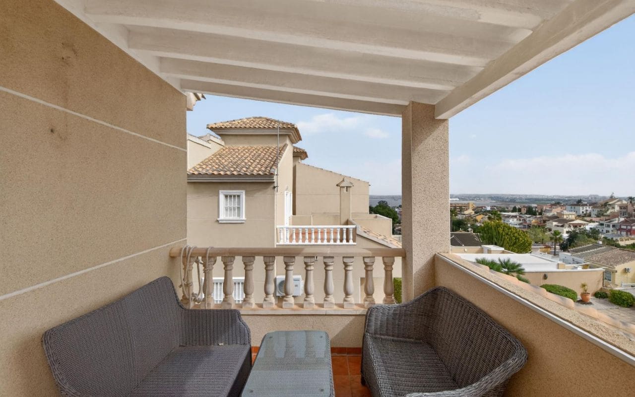 4 soveværelse Villa til salg i Torrevieja med swimmingpool garage - € 375.000 (Ref: 9653022)