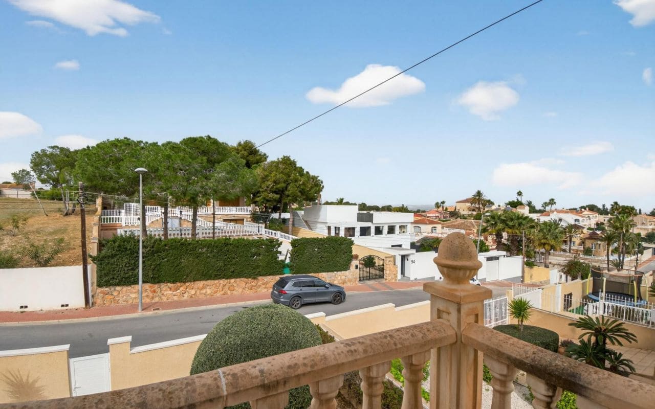 4 soveværelse Villa til salg i Torrevieja med swimmingpool garage - € 375.000 (Ref: 9653022)