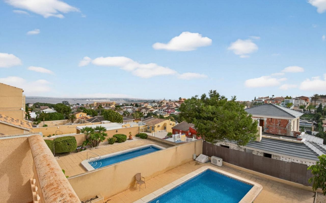 4 soveværelse Villa til salg i Torrevieja med swimmingpool garage - € 375.000 (Ref: 9653022)