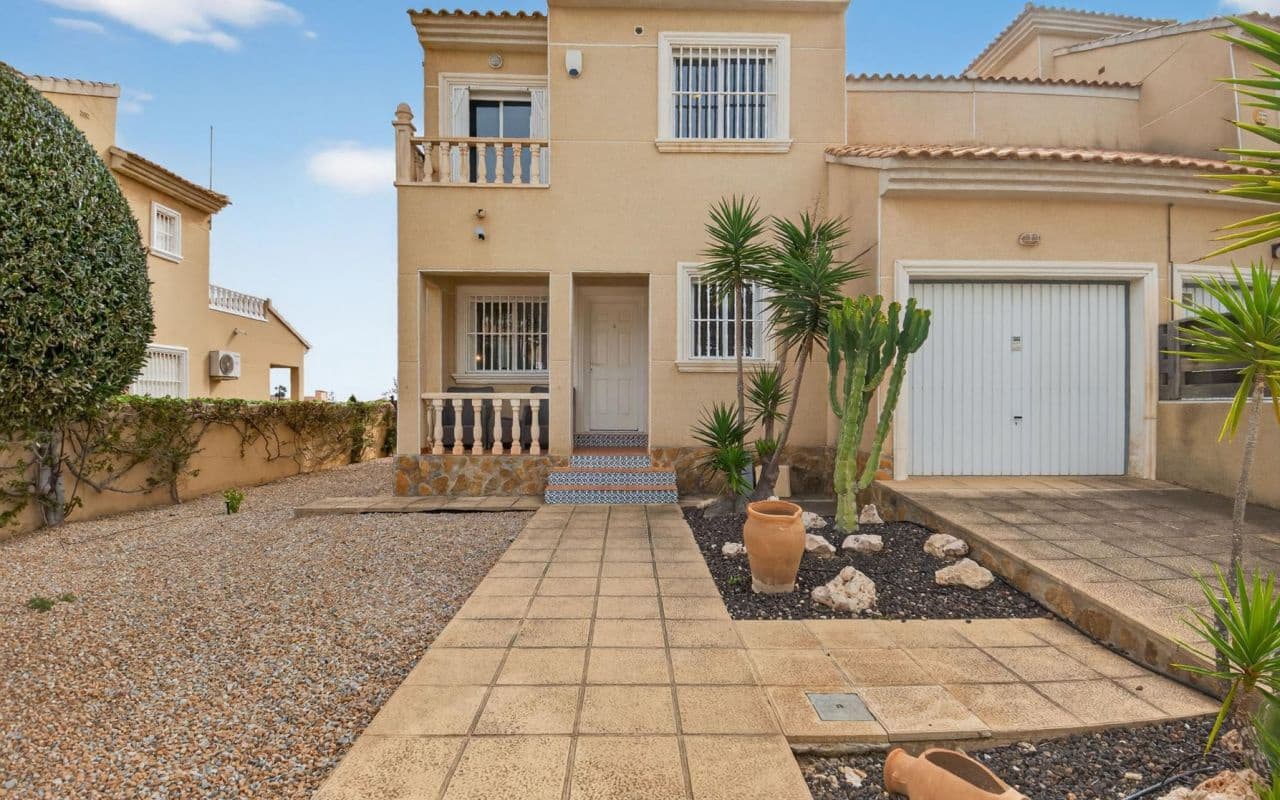 4 soveværelse Villa til salg i Torrevieja med swimmingpool garage - € 375.000 (Ref: 9653022)