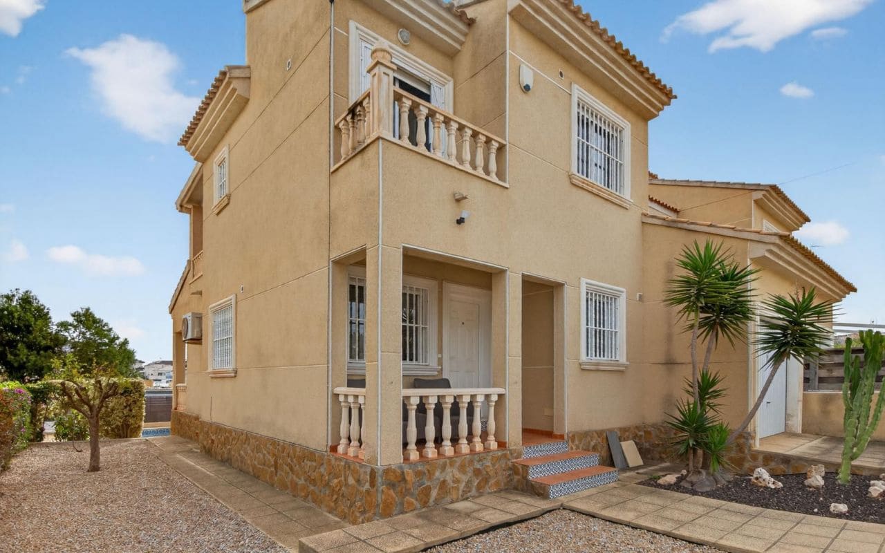 4 soveværelse Villa til salg i Torrevieja med swimmingpool garage - € 375.000 (Ref: 9653022)