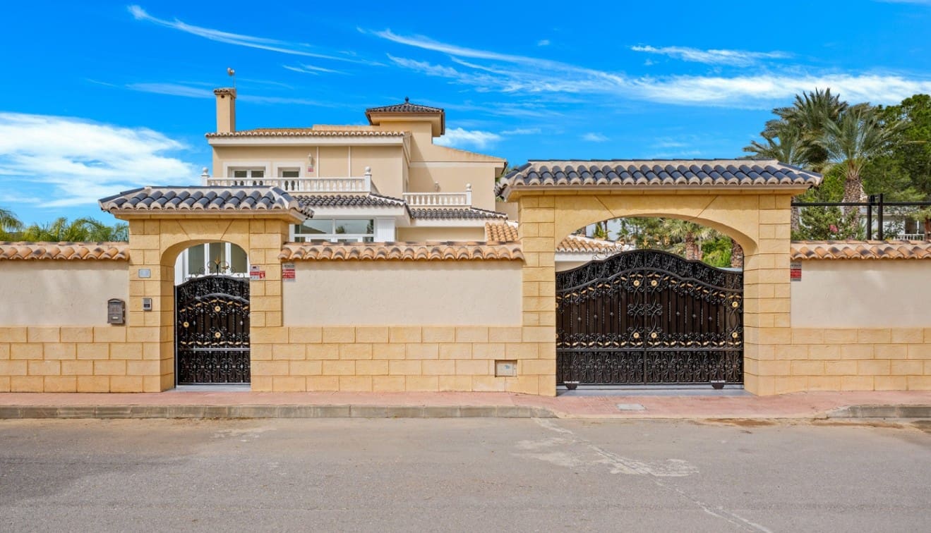 4 soverom Villa til salgs i Ciudad Quesada med svømmebasseng garasje - € 750 000 (Ref: 9656995)