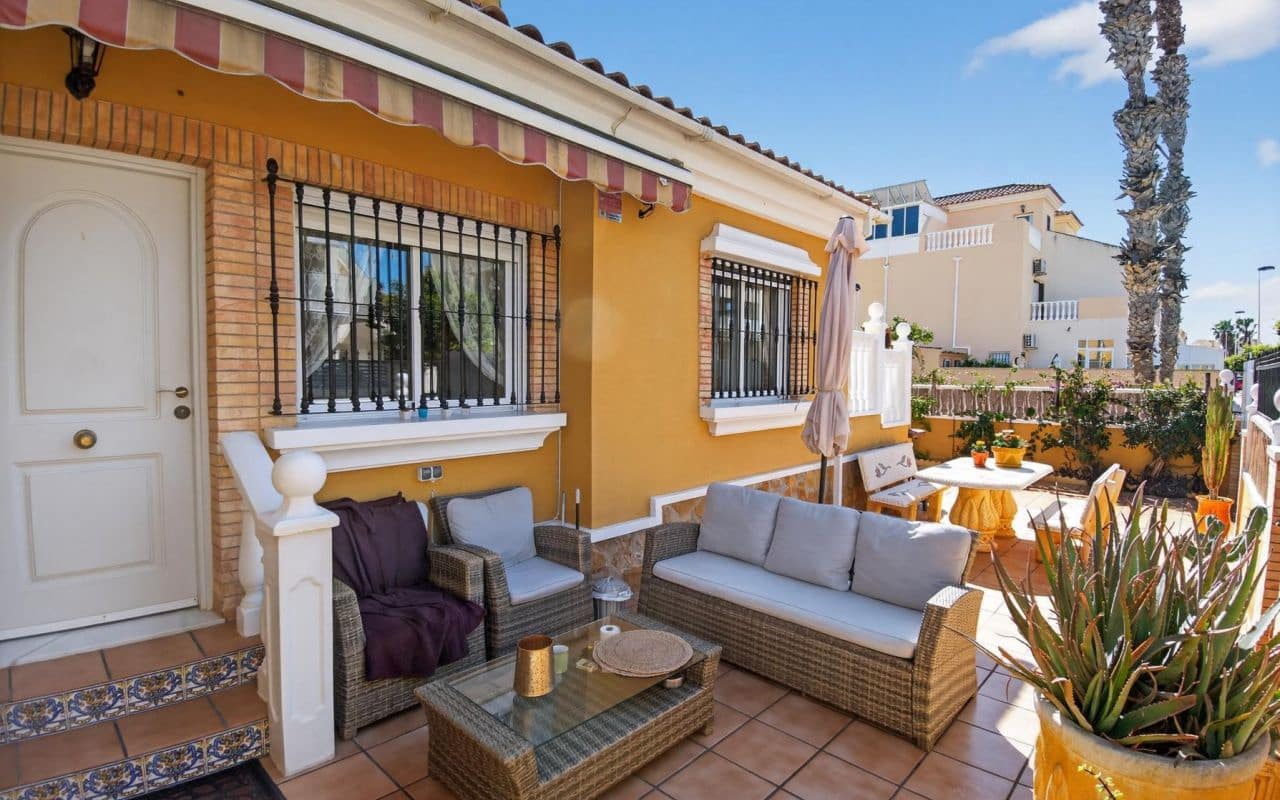 3 bedroom Bungalow for sale in Torrevieja with pool - € 219,000 (Ref: 9669346)