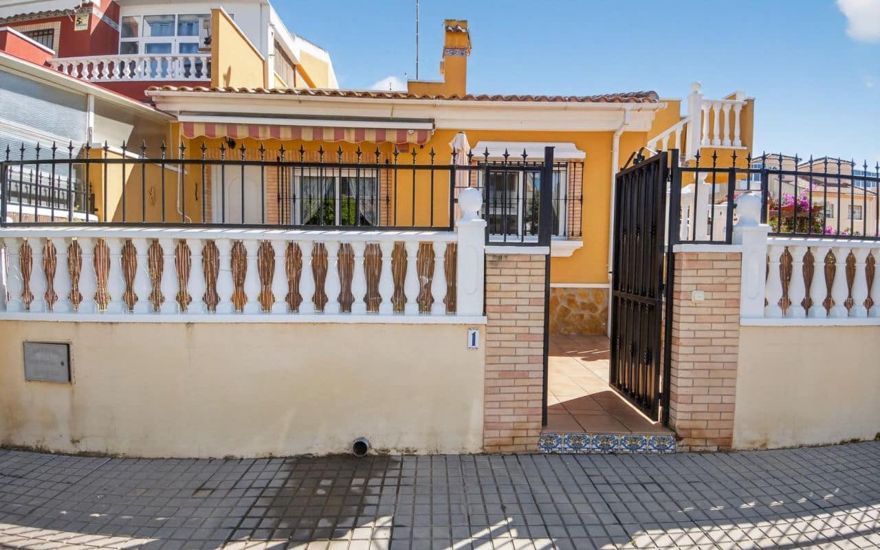 3 bedroom Bungalow for sale in Torrevieja with pool - € 219,000 (Ref: 9669346)