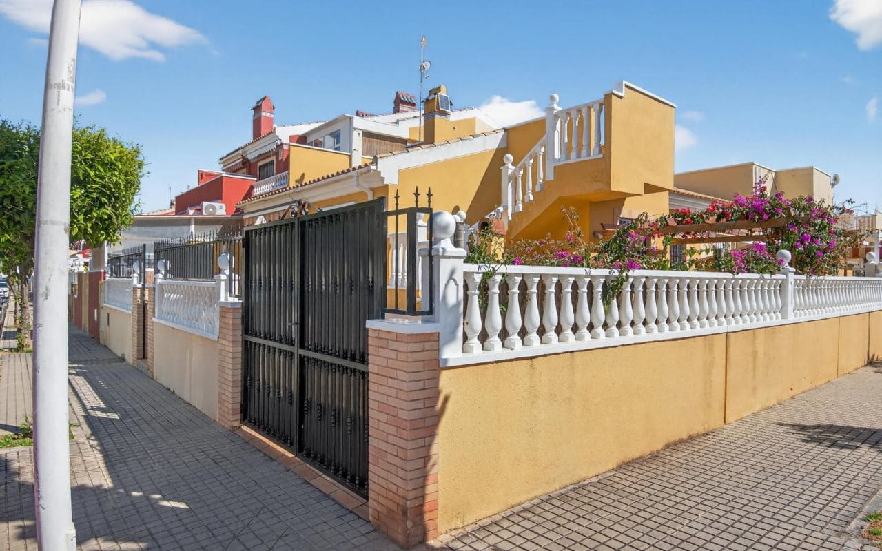 3 bedroom Bungalow for sale in Torrevieja with pool - € 219,000 (Ref: 9669346)