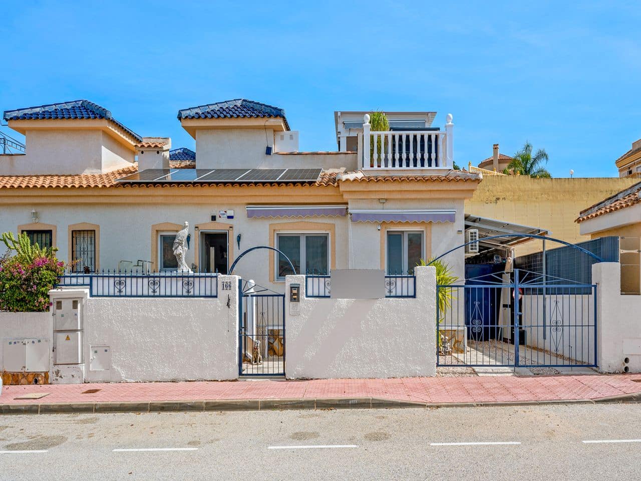 3 soveværelse Rækkehus til salg i Ciudad Quesada med swimmingpool - € 249.000 (Ref: 9691453)