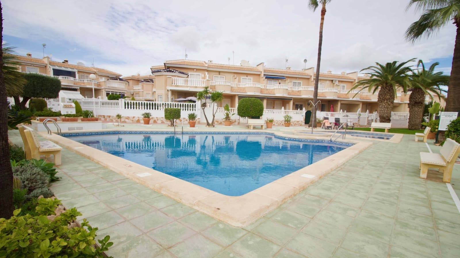 2 soveværelse Byhus til salg i Ciudad Quesada med swimmingpool - € 165.000 (Ref: 9696650)