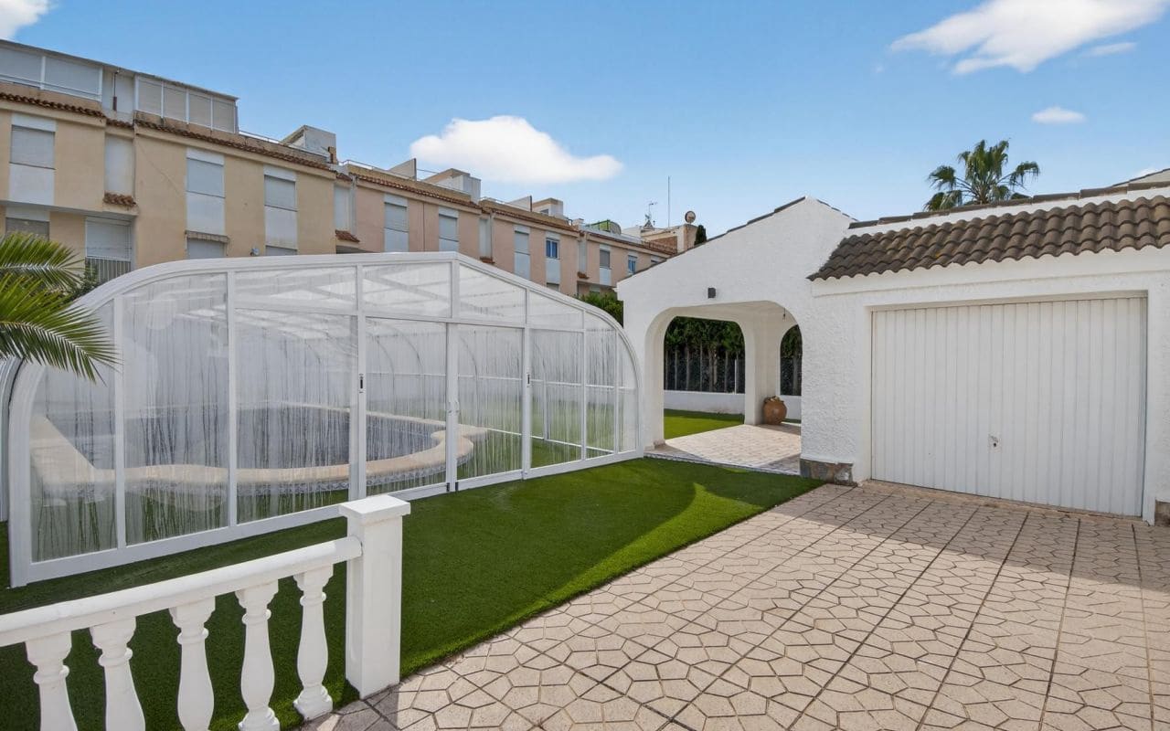 3 bedroom Villa for sale in Torrevieja with pool garage - € 735,000 (Ref: 9707967)