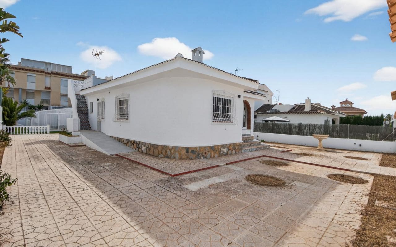 3 bedroom Villa for sale in Torrevieja with pool garage - € 735,000 (Ref: 9707967)