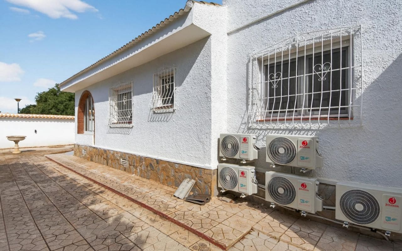 3 bedroom Villa for sale in Torrevieja with pool garage - € 735,000 (Ref: 9707967)