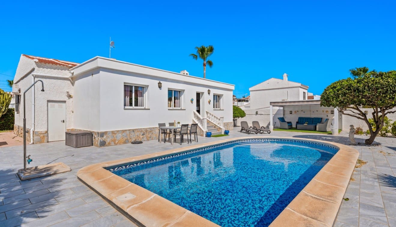 Chalet de 2 habitaciones en Ciudad Quesada en venta con piscina - 365.000 € (Ref: 9723868)