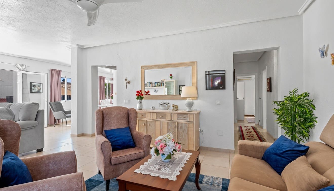 Chalet de 2 habitaciones en Ciudad Quesada en venta con piscina - 365.000 € (Ref: 9723868)