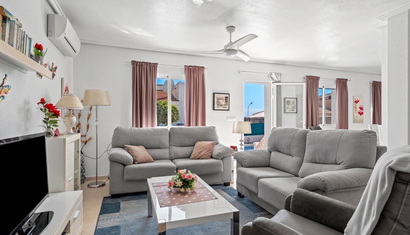 Chalet de 2 habitaciones en Ciudad Quesada en venta con piscina - 365.000 € (Ref: 9723868)