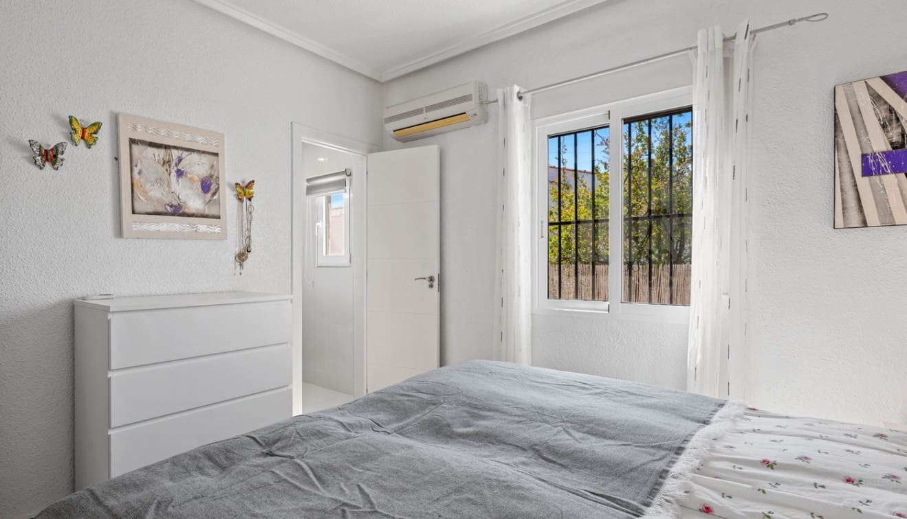 Chalet de 2 habitaciones en Ciudad Quesada en venta con piscina - 365.000 € (Ref: 9723868)