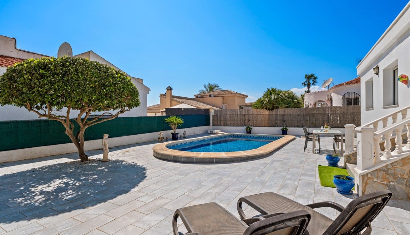 Chalet de 2 habitaciones en Ciudad Quesada en venta con piscina - 365.000 € (Ref: 9723868)