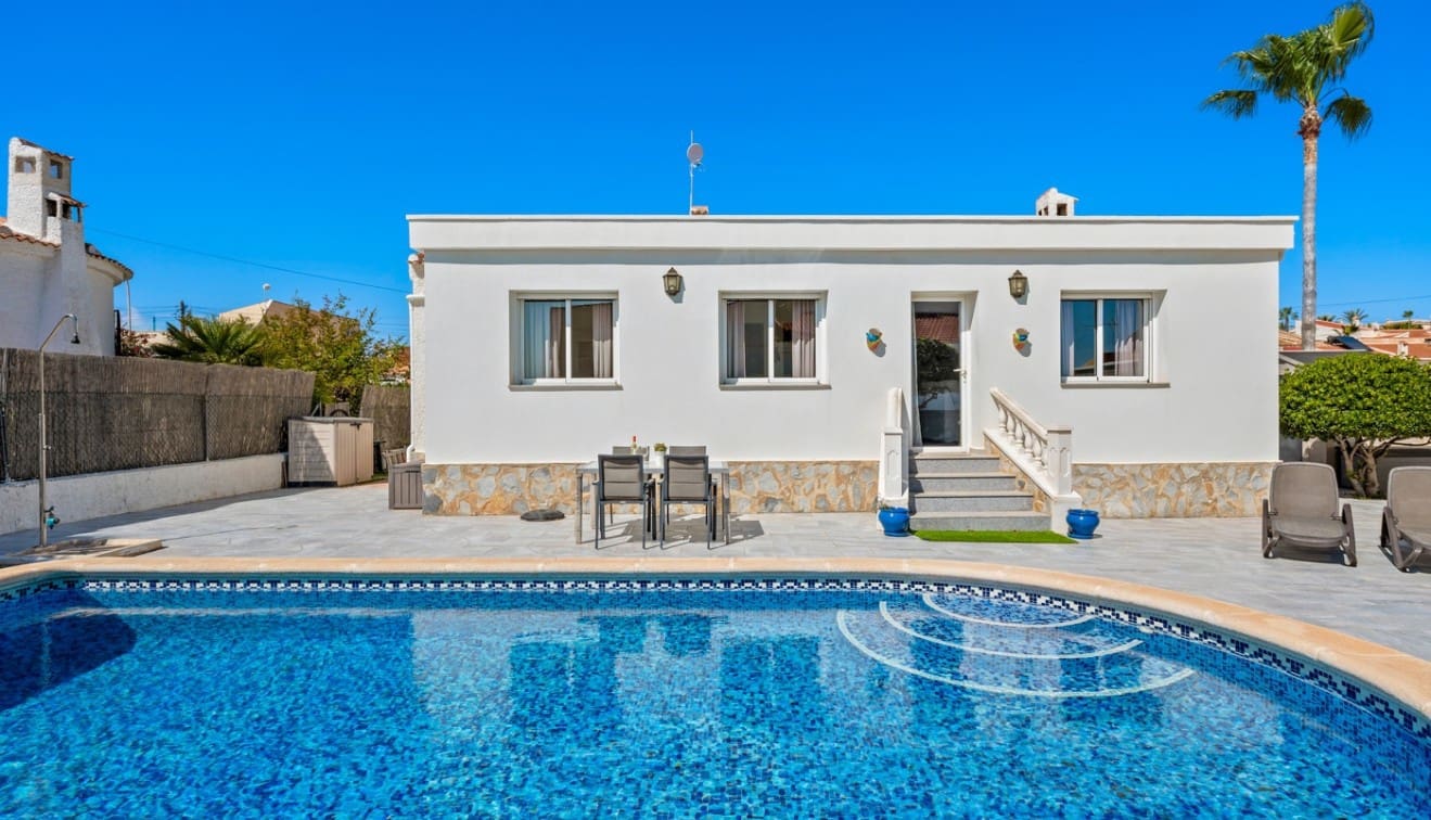 Chalet de 2 habitaciones en Ciudad Quesada en venta con piscina - 365.000 € (Ref: 9723868)