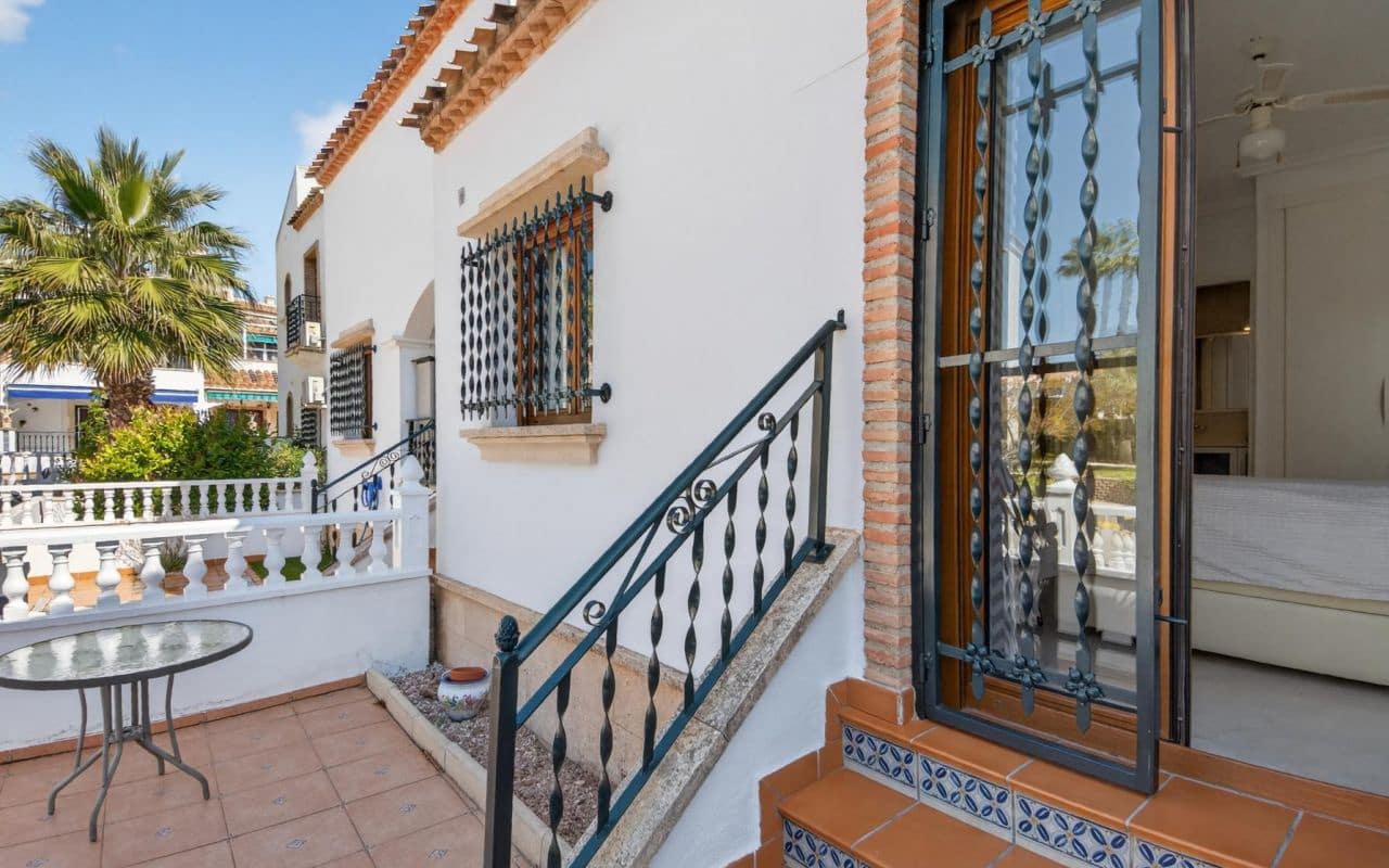 2 soverom Bungalow til salgs i Playa Flamenca med svømmebasseng - € 295 000 (Ref: 9725007)