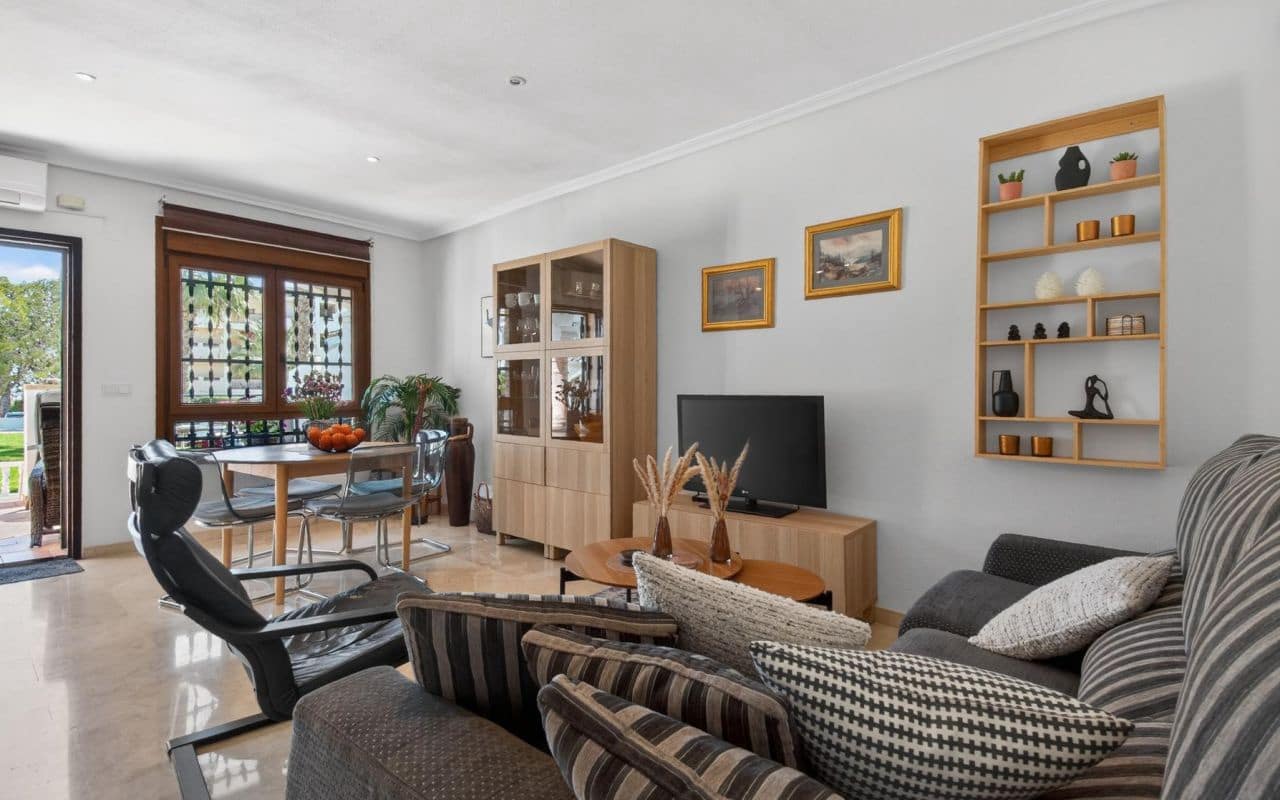 2 soverom Bungalow til salgs i Playa Flamenca med svømmebasseng - € 295 000 (Ref: 9725007)