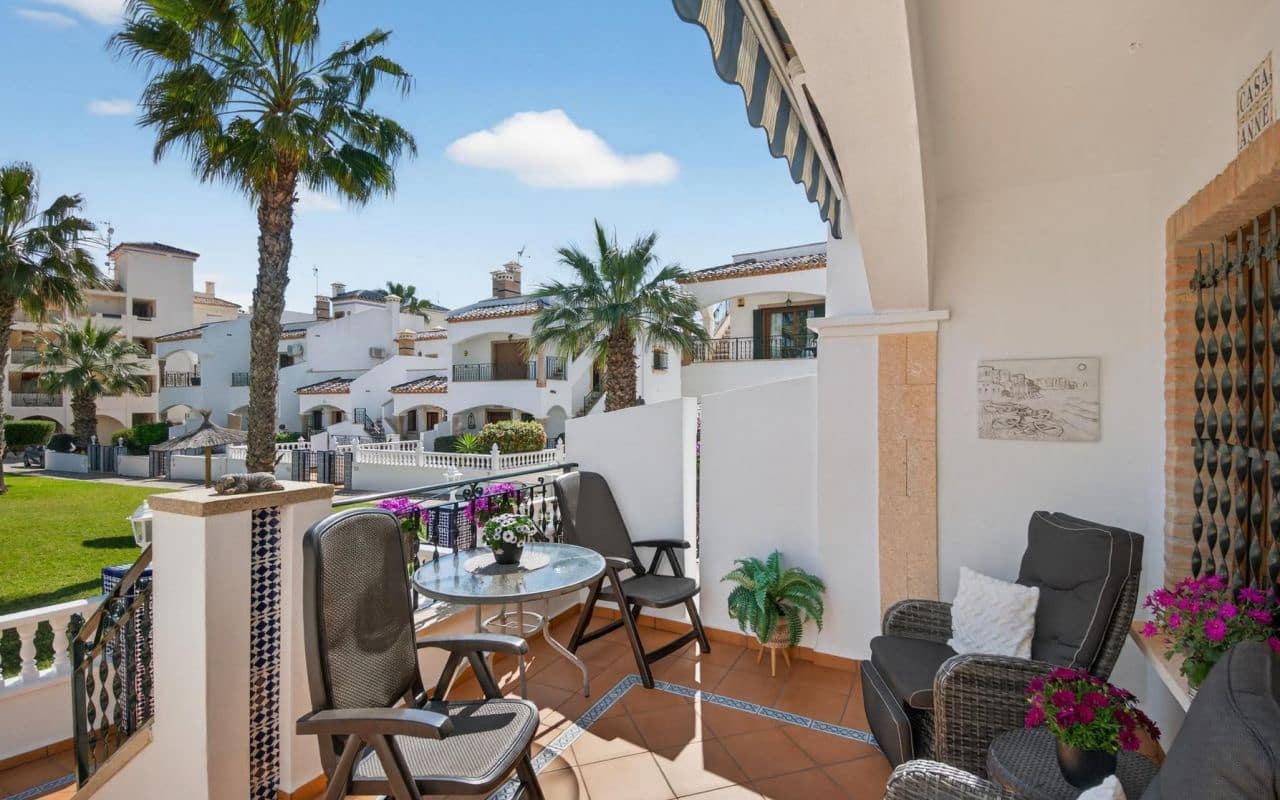 2 soverom Bungalow til salgs i Playa Flamenca med svømmebasseng - € 295 000 (Ref: 9725007)