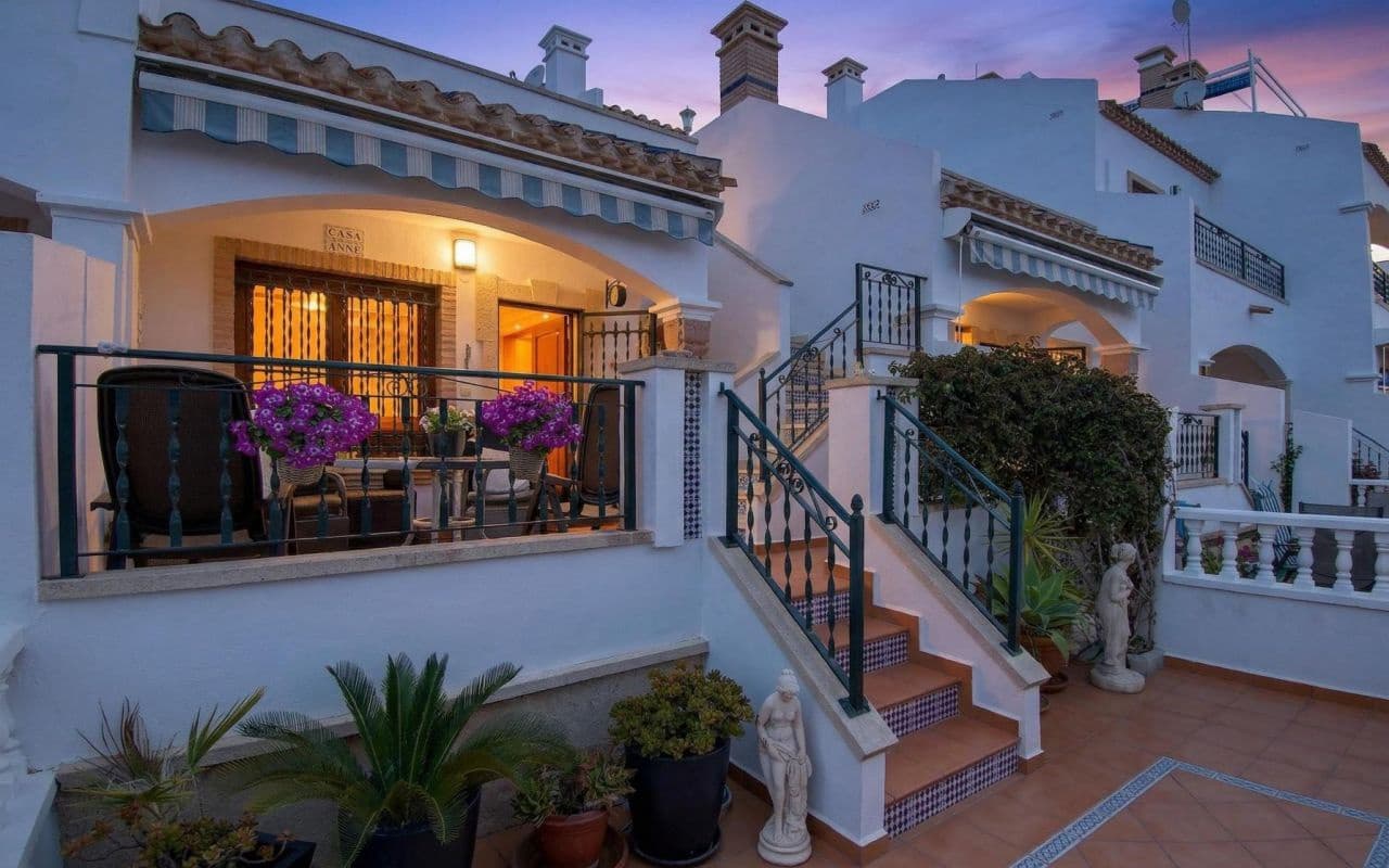 2 soverom Bungalow til salgs i Playa Flamenca med svømmebasseng - € 295 000 (Ref: 9725007)