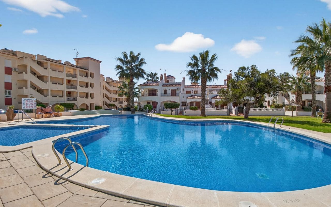 2 soverom Bungalow til salgs i Playa Flamenca med svømmebasseng - € 295 000 (Ref: 9725007)