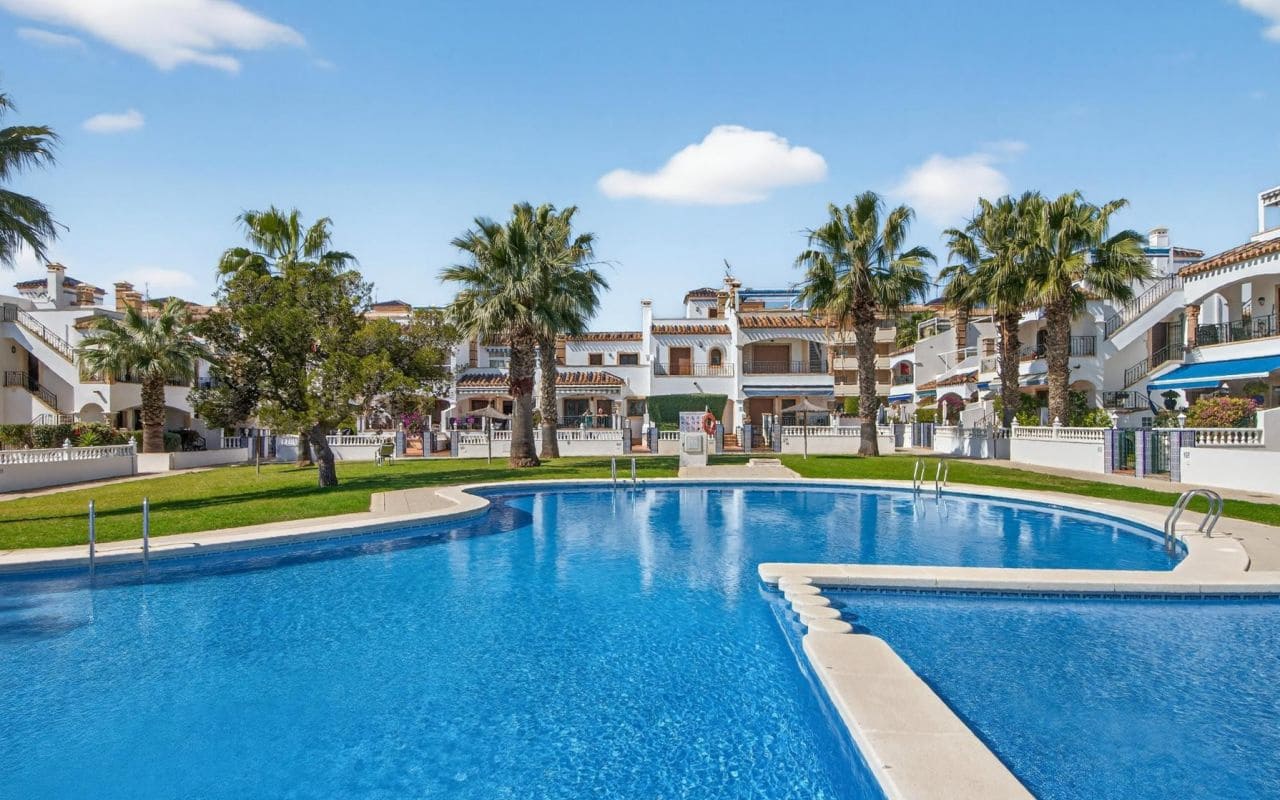 2 soverom Bungalow til salgs i Playa Flamenca med svømmebasseng - € 295 000 (Ref: 9725007)