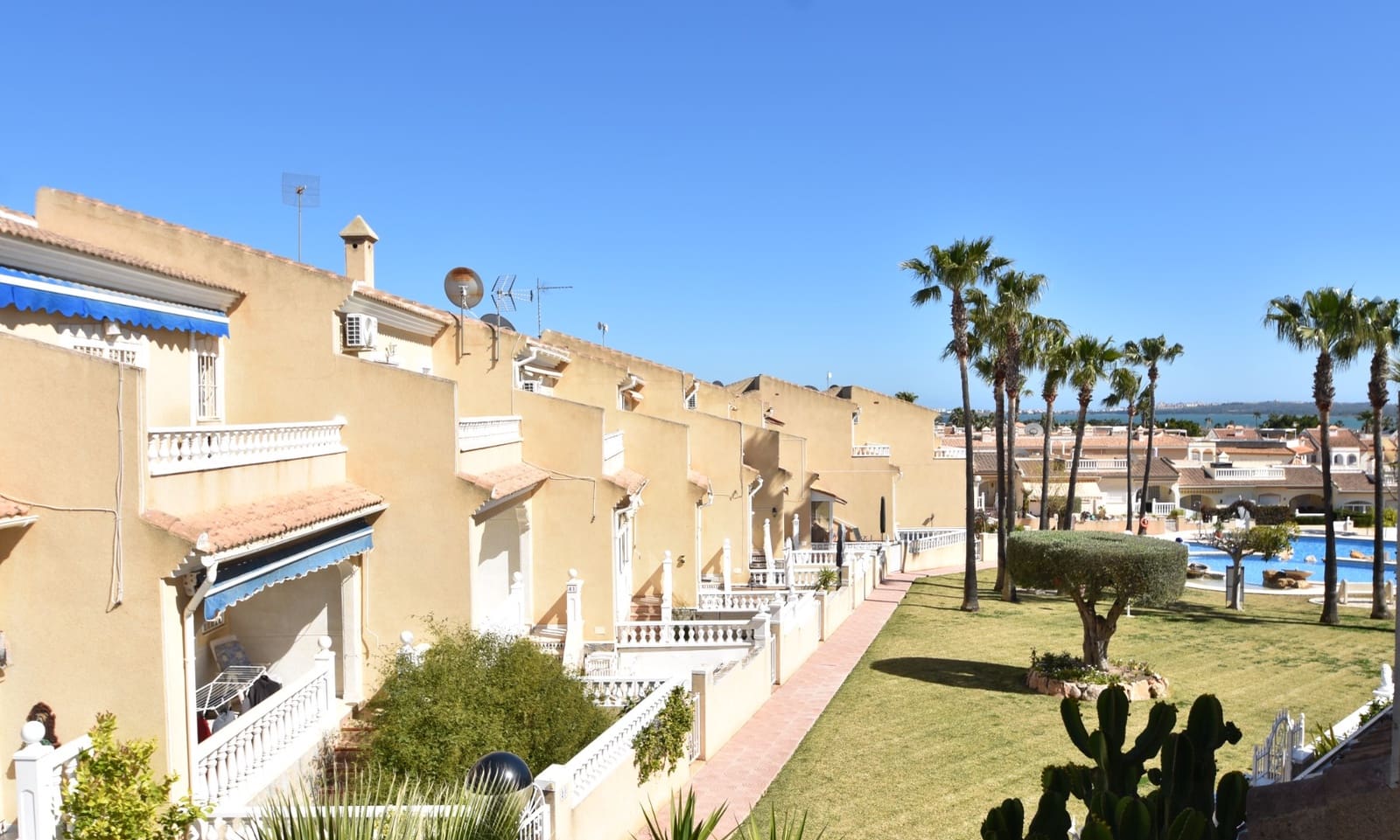 2 soverom Kjedet enebolig til salgs i Ciudad Quesada med svømmebasseng - € 250 000 (Ref: 9753614)