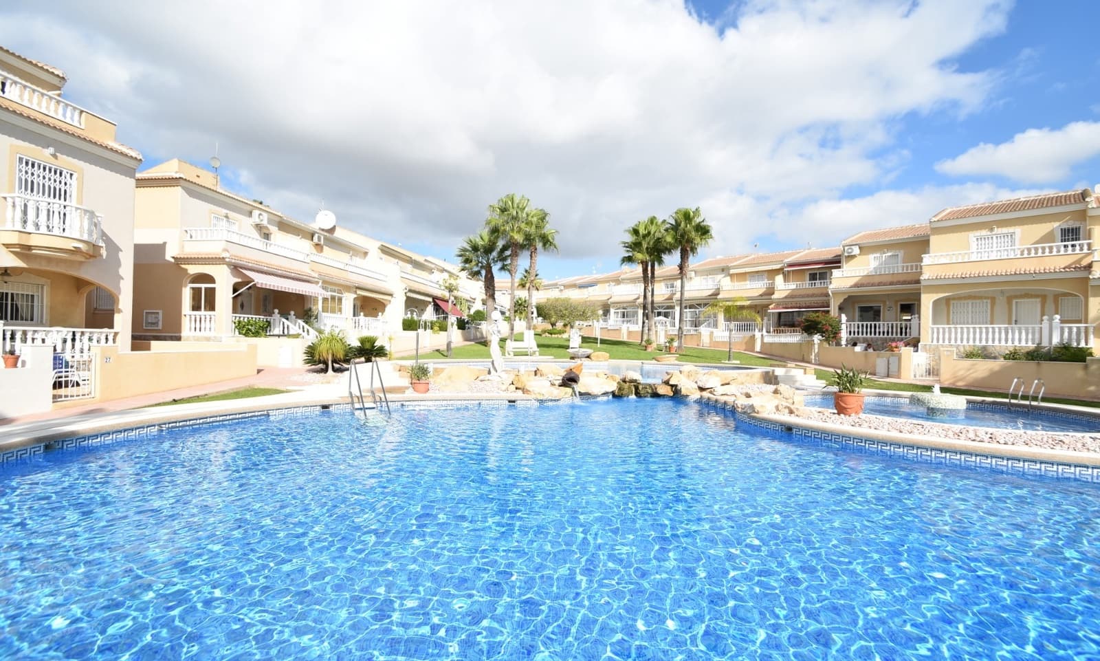 2 soverom Kjedet enebolig til salgs i Ciudad Quesada med svømmebasseng - € 250 000 (Ref: 9753614)