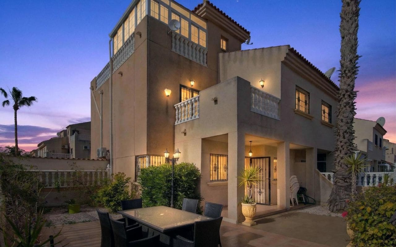 2 soverom Rekkehus til salgs i Torrevieja med svømmebasseng - € 183 000 (Ref: 9760101)