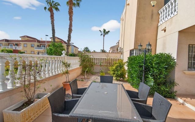 2 soveværelse Rækkehus til salg i Torrevieja med swimmingpool - € 183.000 (Ref: 9760101)