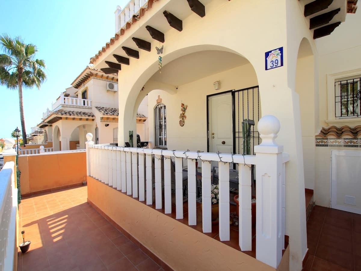 2 slaapkamer Villa te koop in Cabo Roig met zwembad - € 235.000 (Ref: 9806811)