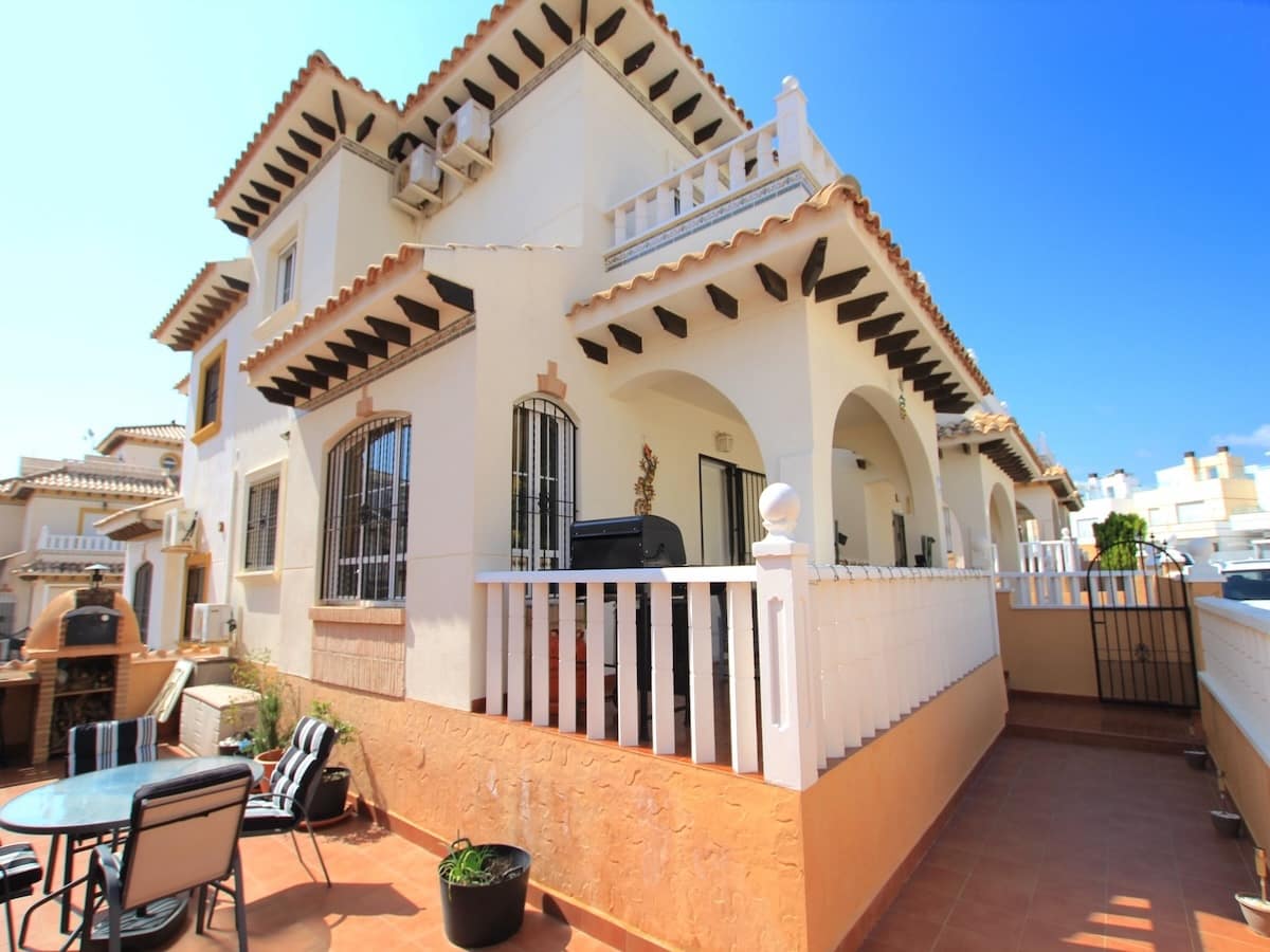 2 slaapkamer Villa te koop in Cabo Roig met zwembad - € 235.000 (Ref: 9806811)