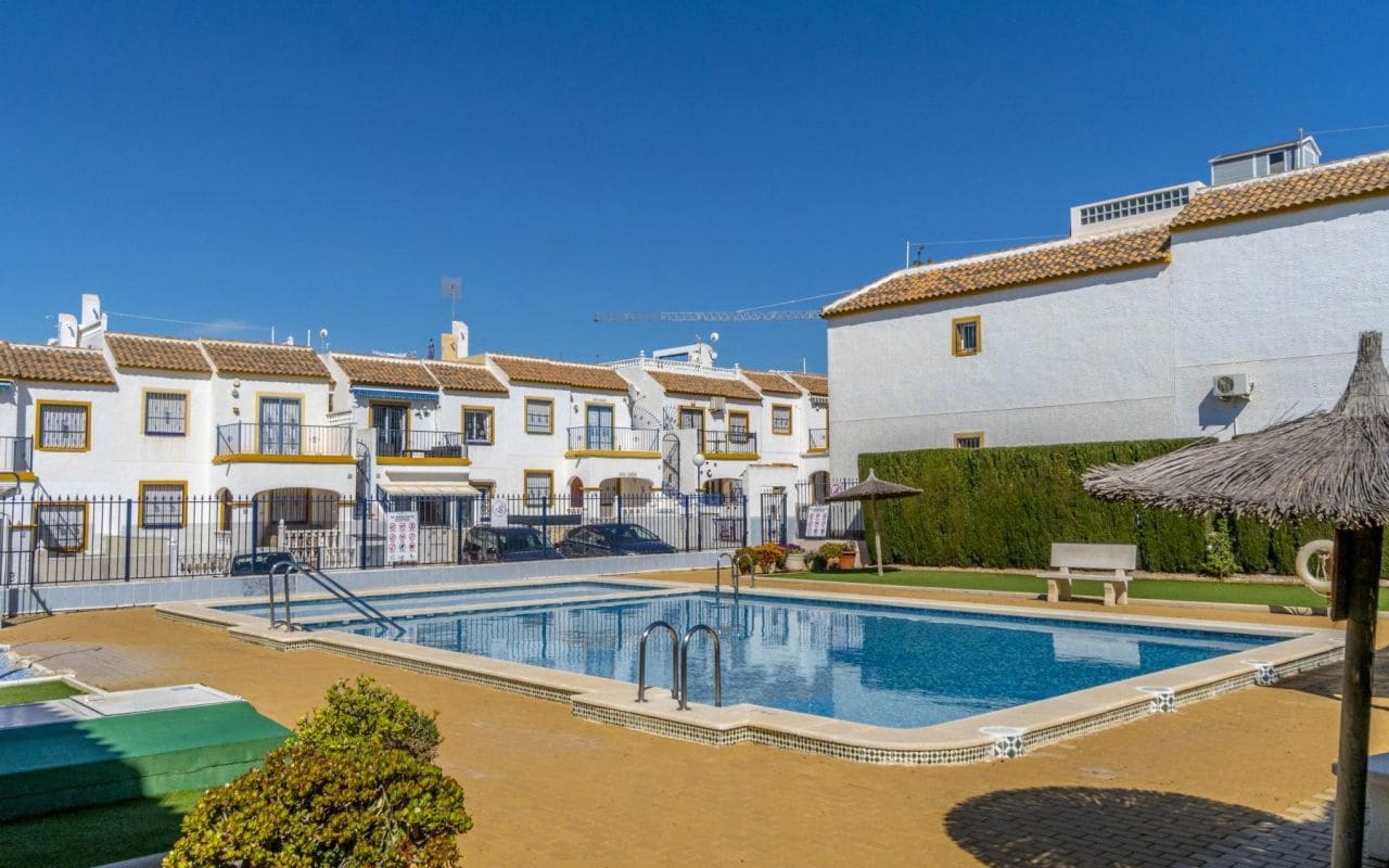 3 slaapkamer Villa te koop in Orihuela Costa met zwembad - € 159.000 (Ref: 9816518)