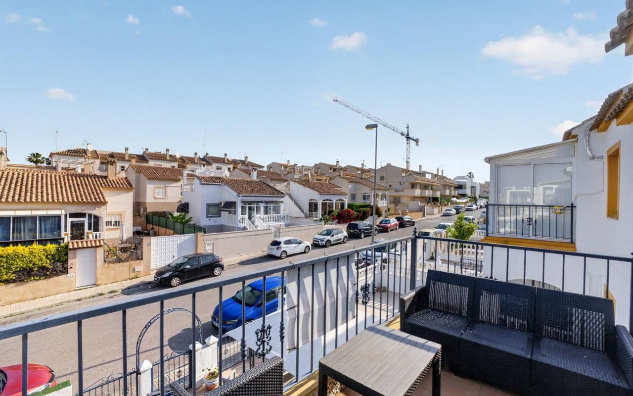 3 slaapkamer Villa te koop in Orihuela Costa met zwembad - € 159.000 (Ref: 9816518)