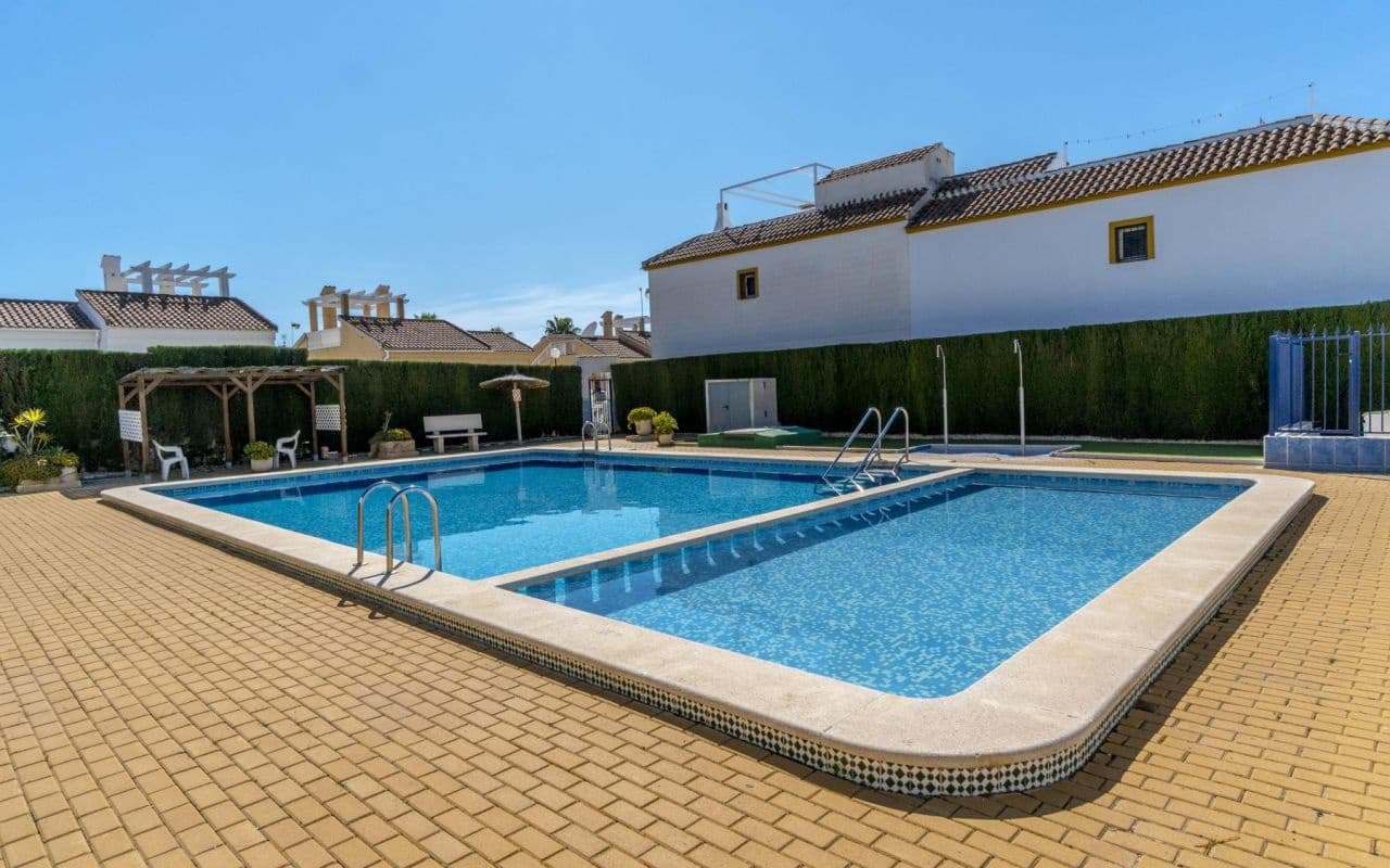 3 slaapkamer Villa te koop in Orihuela Costa met zwembad - € 159.000 (Ref: 9816518)