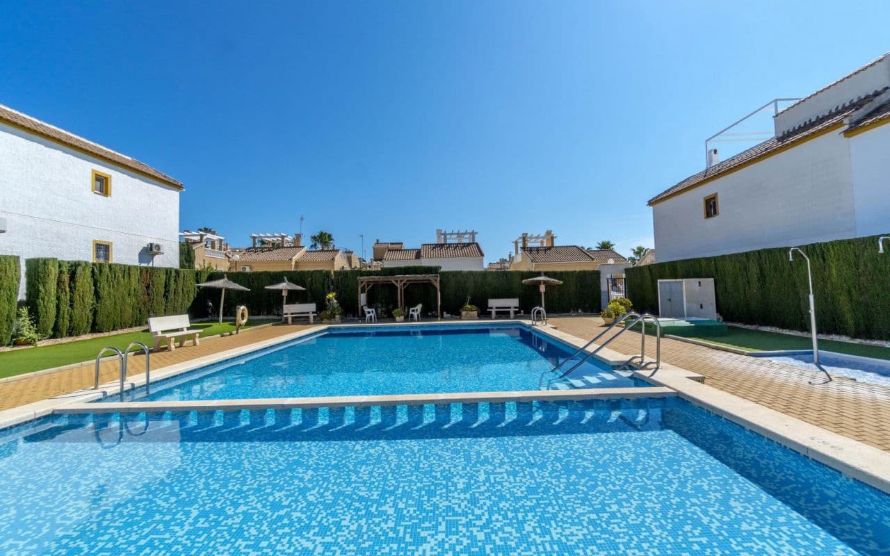 3 slaapkamer Villa te koop in Orihuela Costa met zwembad - € 159.000 (Ref: 9816518)