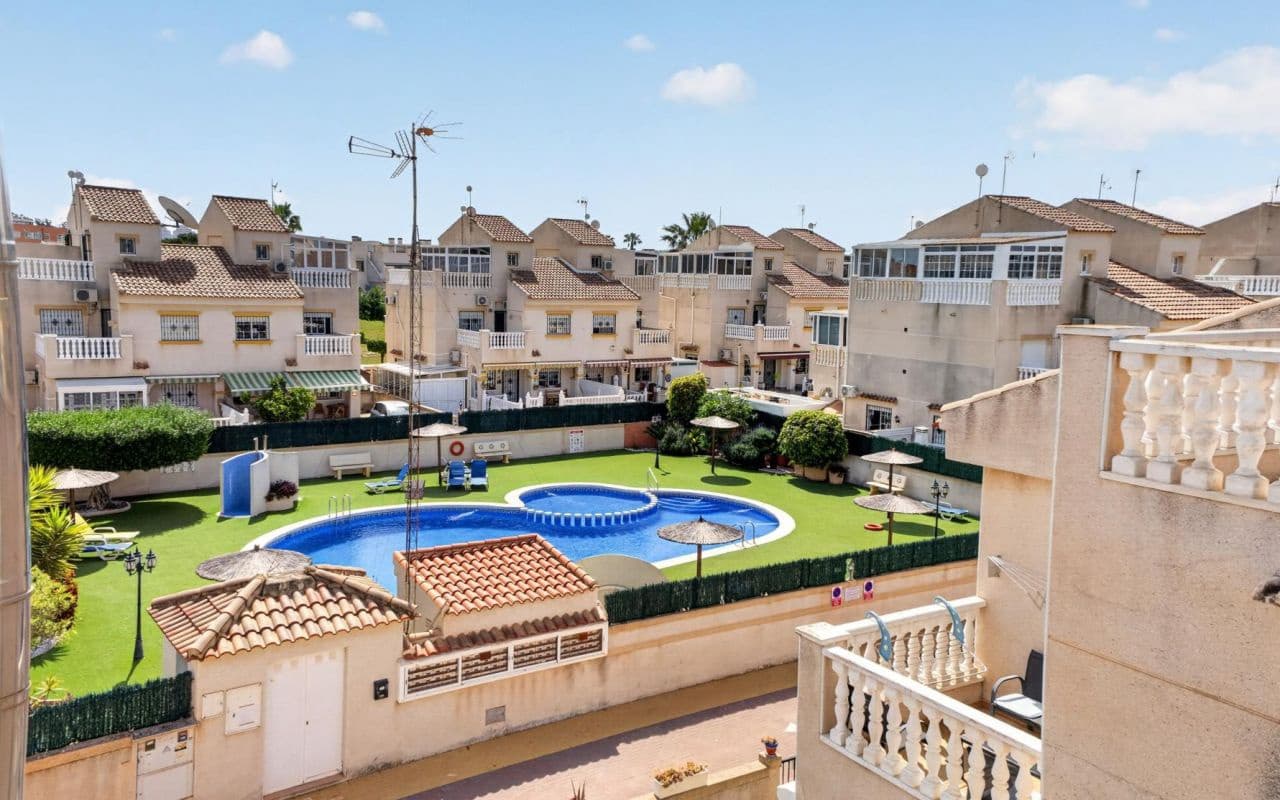 2 sovrum Hus till salu i Torrevieja med pool - 175 000 € (Ref: 9816519)
