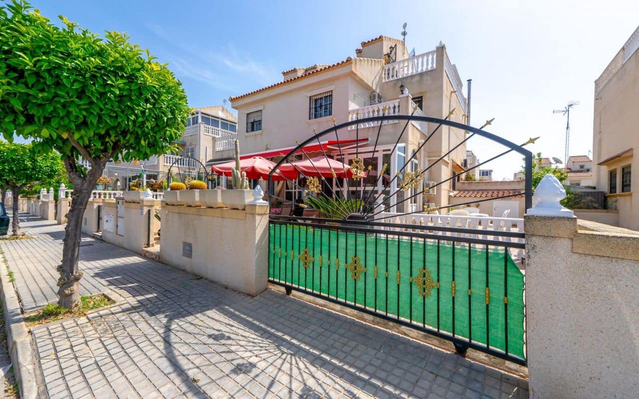 2 sovrum Hus till salu i Torrevieja med pool - 175 000 € (Ref: 9816519)