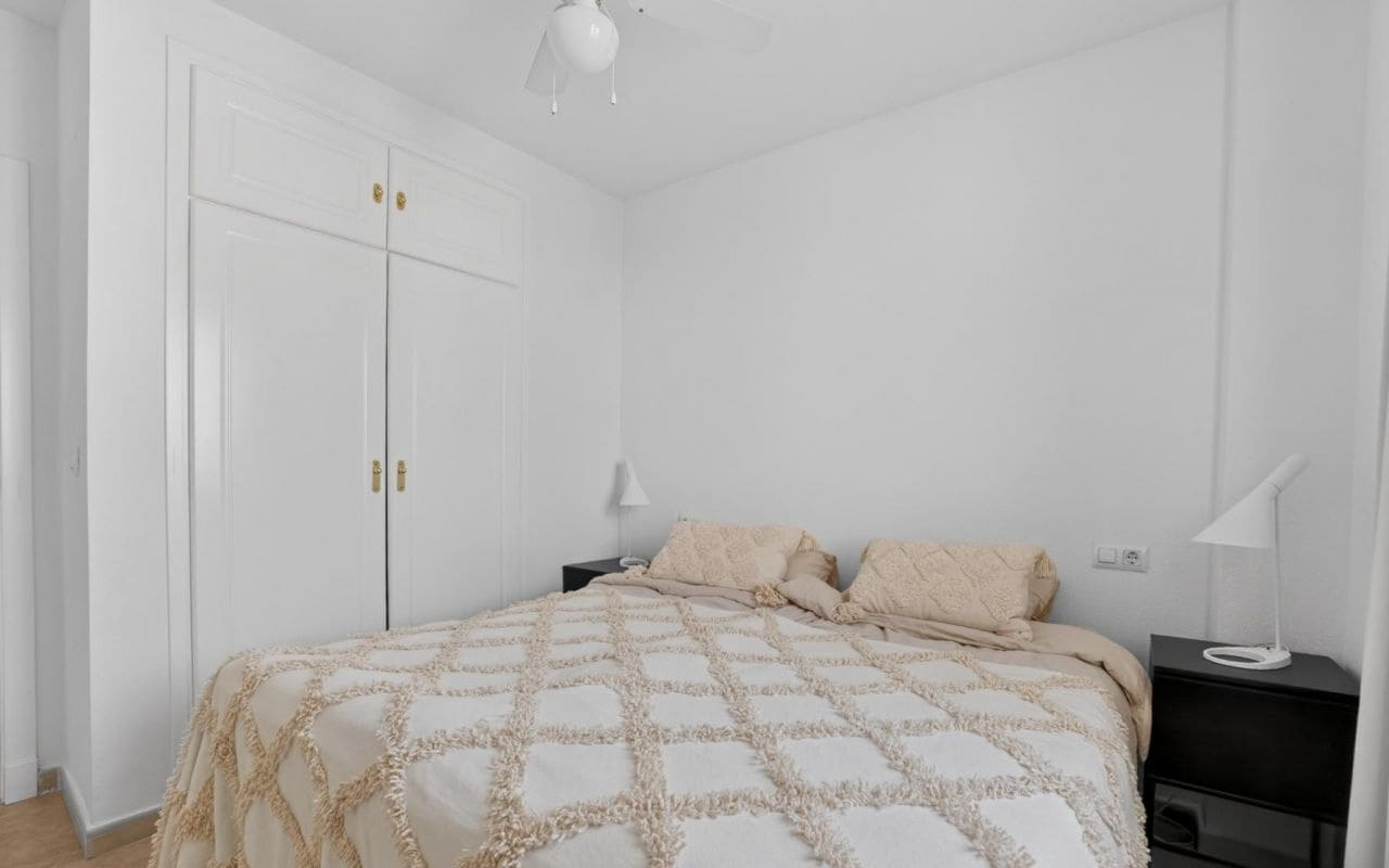 2 soveværelse Lejlighed til salg i Torrevieja med swimmingpool - € 219.000 (Ref: 9816521)