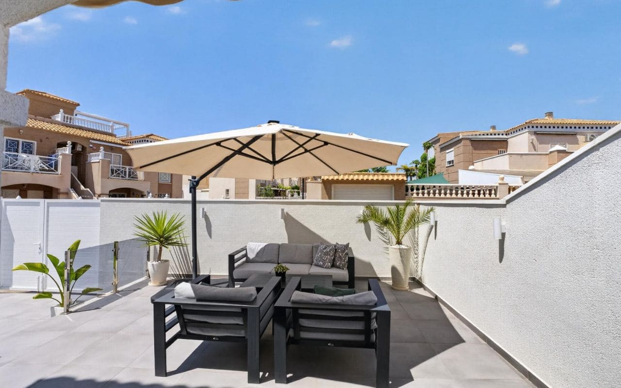 2 soveværelse Lejlighed til salg i Torrevieja med swimmingpool - € 219.000 (Ref: 9816521)