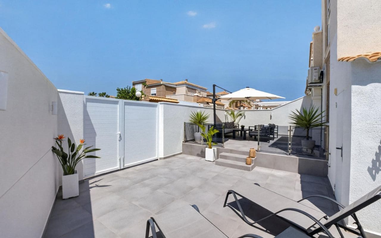 2 soveværelse Lejlighed til salg i Torrevieja med swimmingpool - € 219.000 (Ref: 9816521)